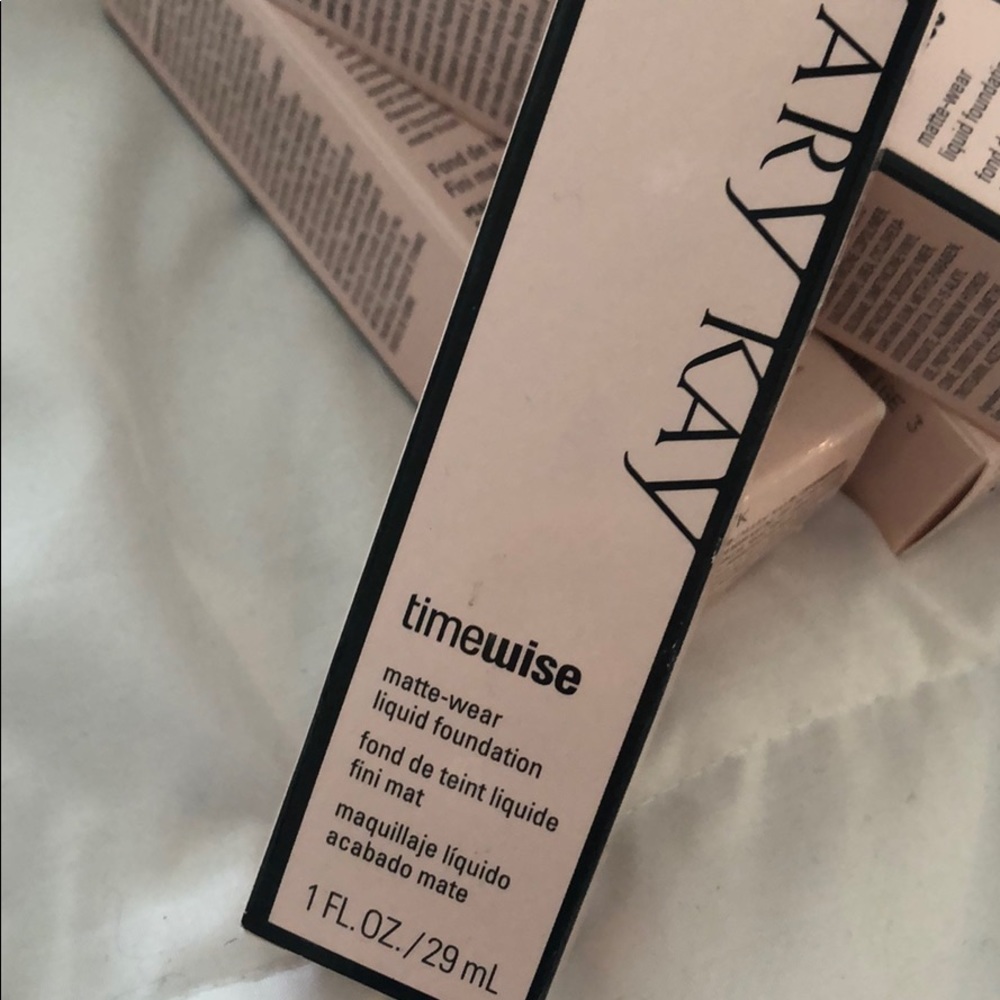 SOLD Mary Kay Timewise foundation beige 2 NIB